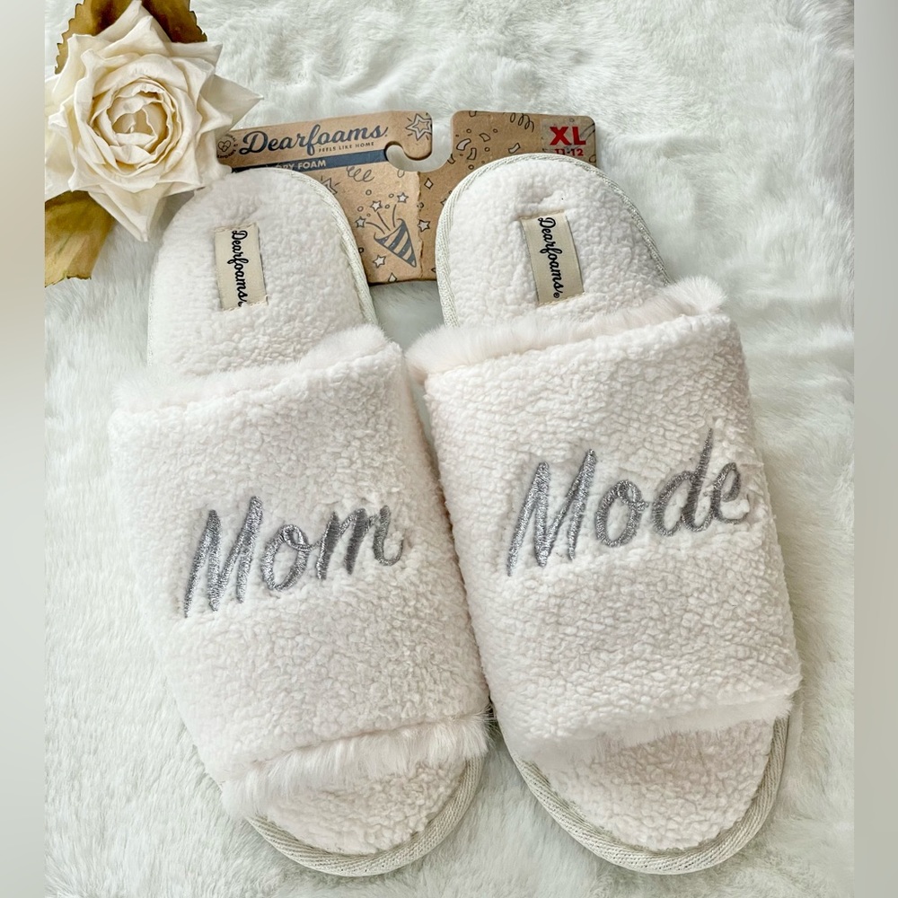 New with tags DEARFORMS LOUISE FURRY CROSS BAND SLIDE SLIPPERS “MOM MODE” SZ XL